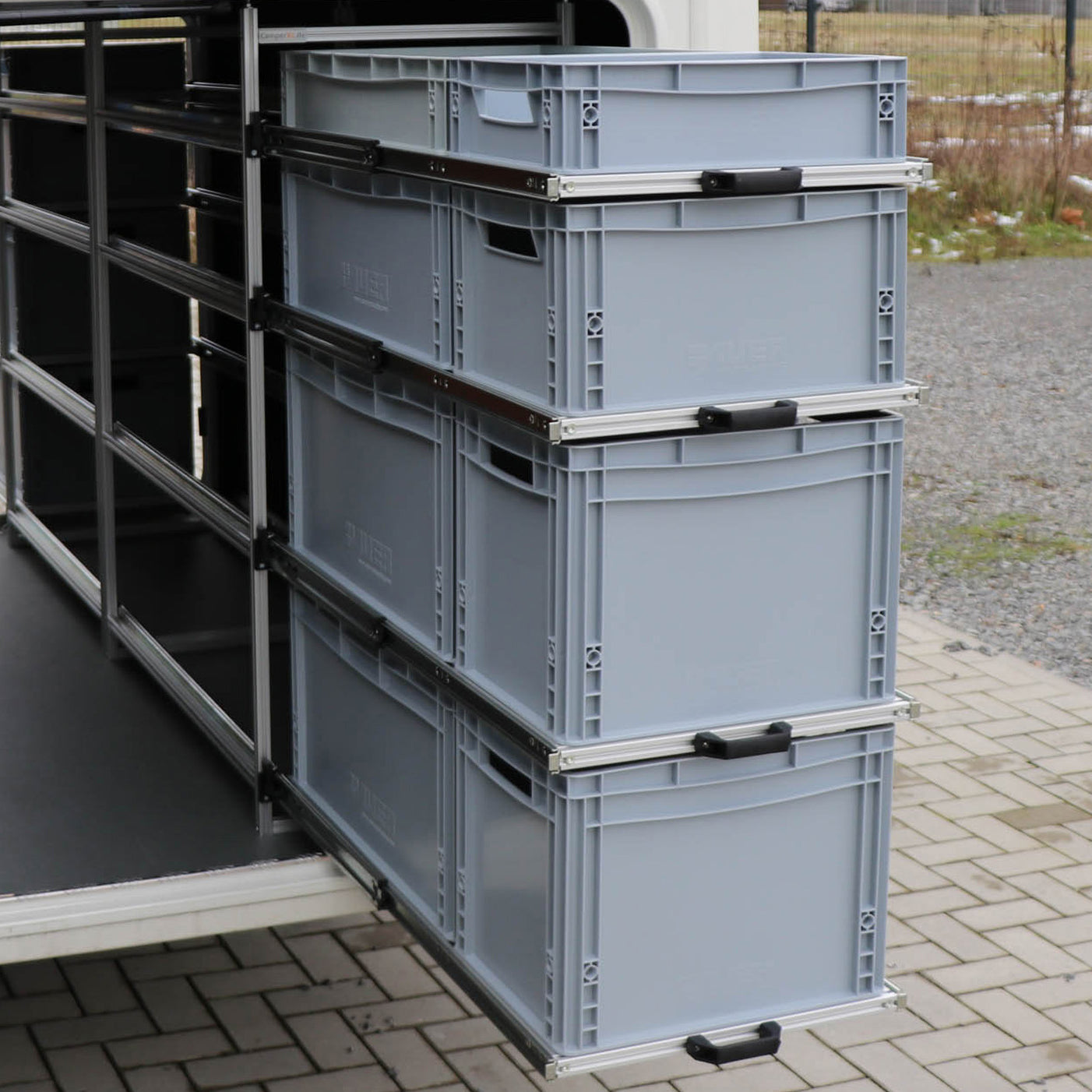 Rechts zugängliches Wohnmobilregal mit vier Vollauszügen für Euroboxen im Carthago Chic C-Line.