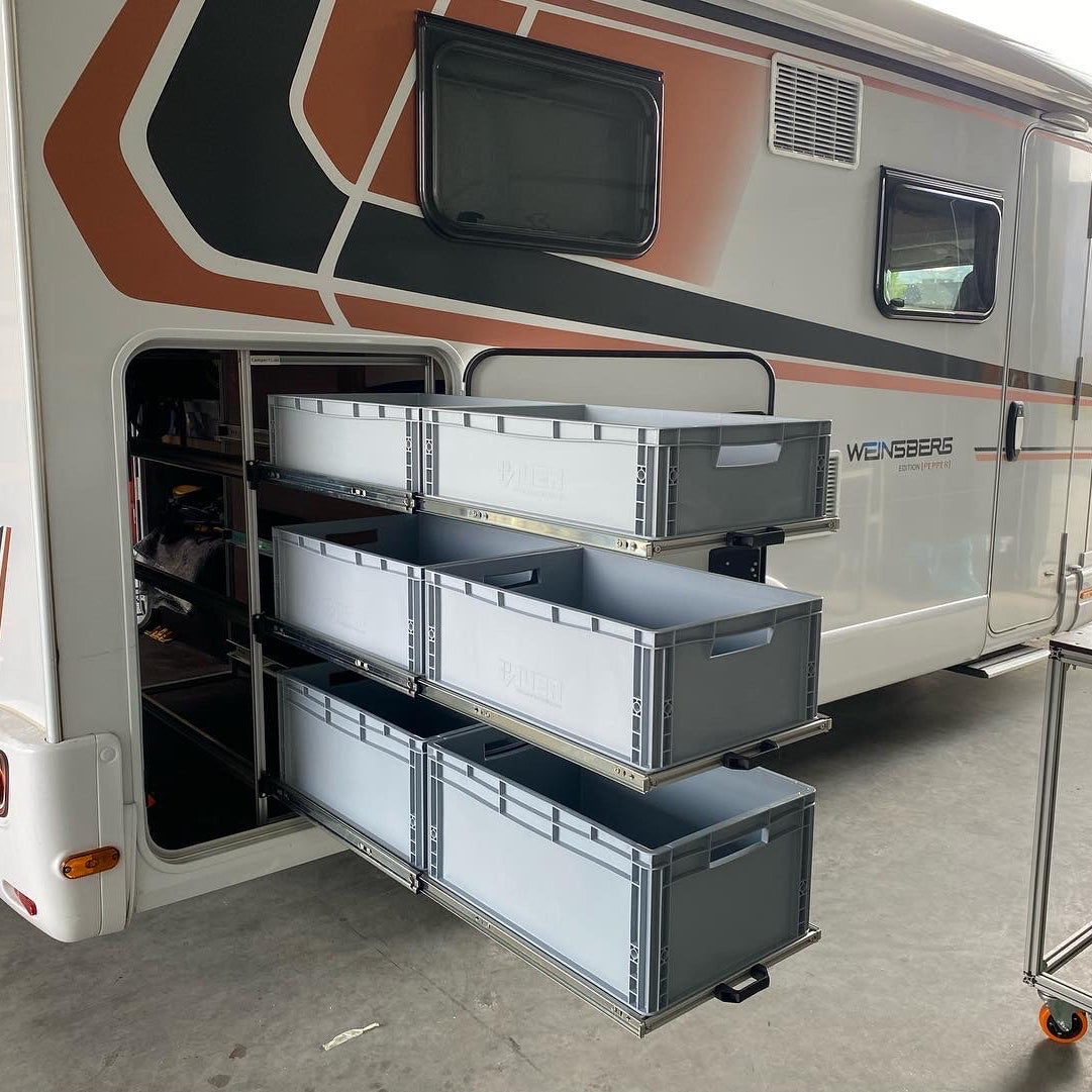 Regal in der Heckgarage des Weinsberg CaraCompact, drei Etagen, voll ausziehba