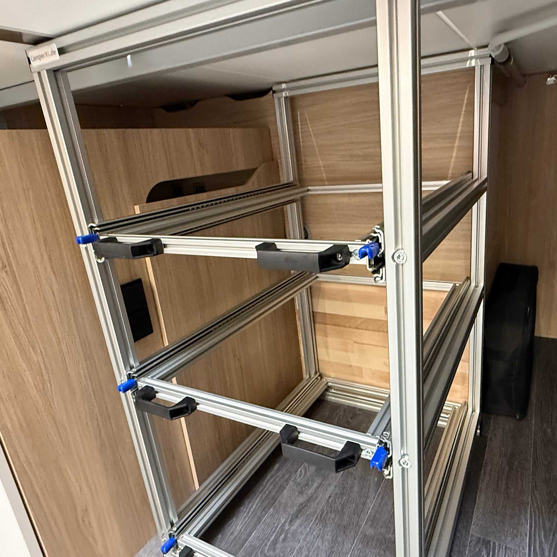 Modularer Dreietagen-Heckauszug im Frankia Yucon 6.0 GD mit Platz für Euroboxen unterschiedlicher Höhe, 600 mm tief.