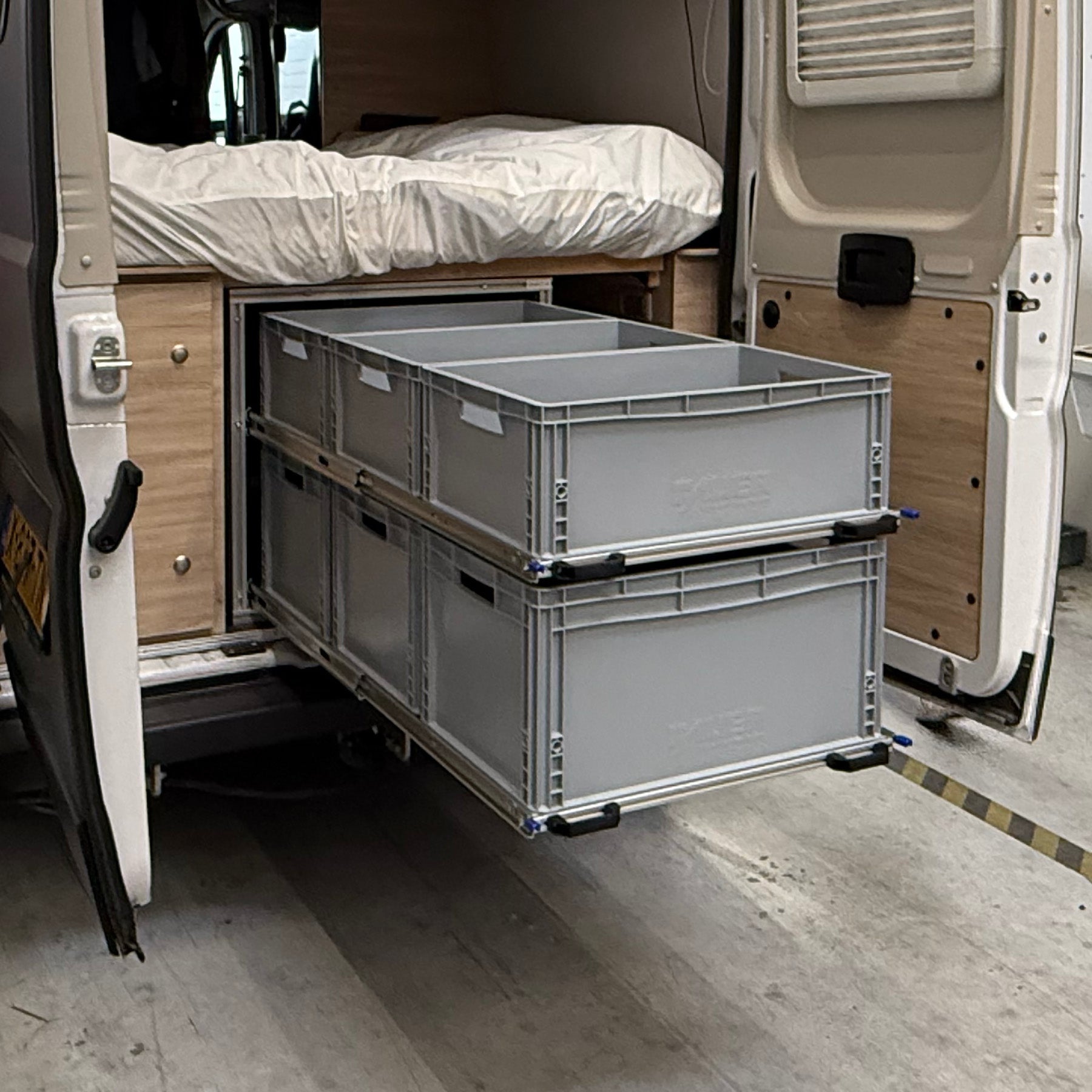 Heckauszug 1200x600 für 6 große Euroboxen. Komplett ausgezogen und bestückt mit Euroboxen.