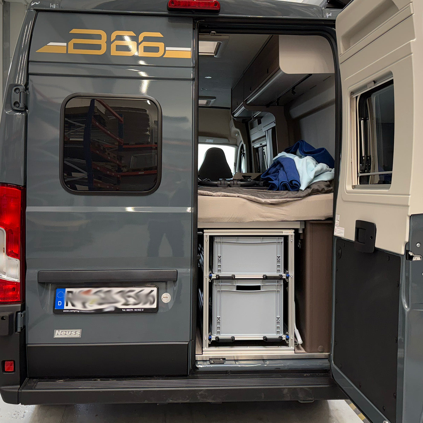 Stauraum-Auszugssystem in der Heckgarage eines Bürstner Campeo.