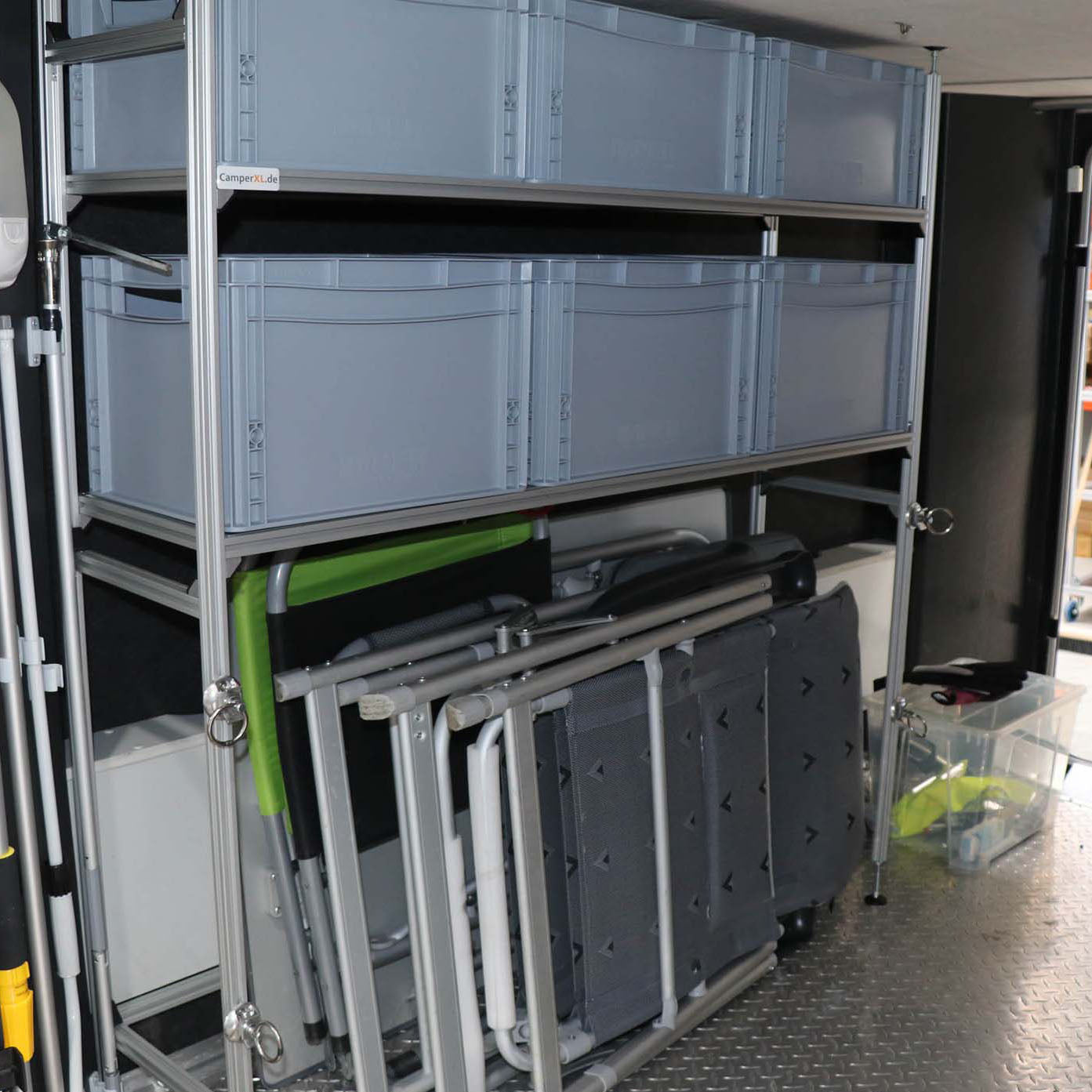 Regal für die Heckgarage mit 2 Etagen und Platz für Campingmöbel. In einem Wohnmobil Concorde Charisma.
